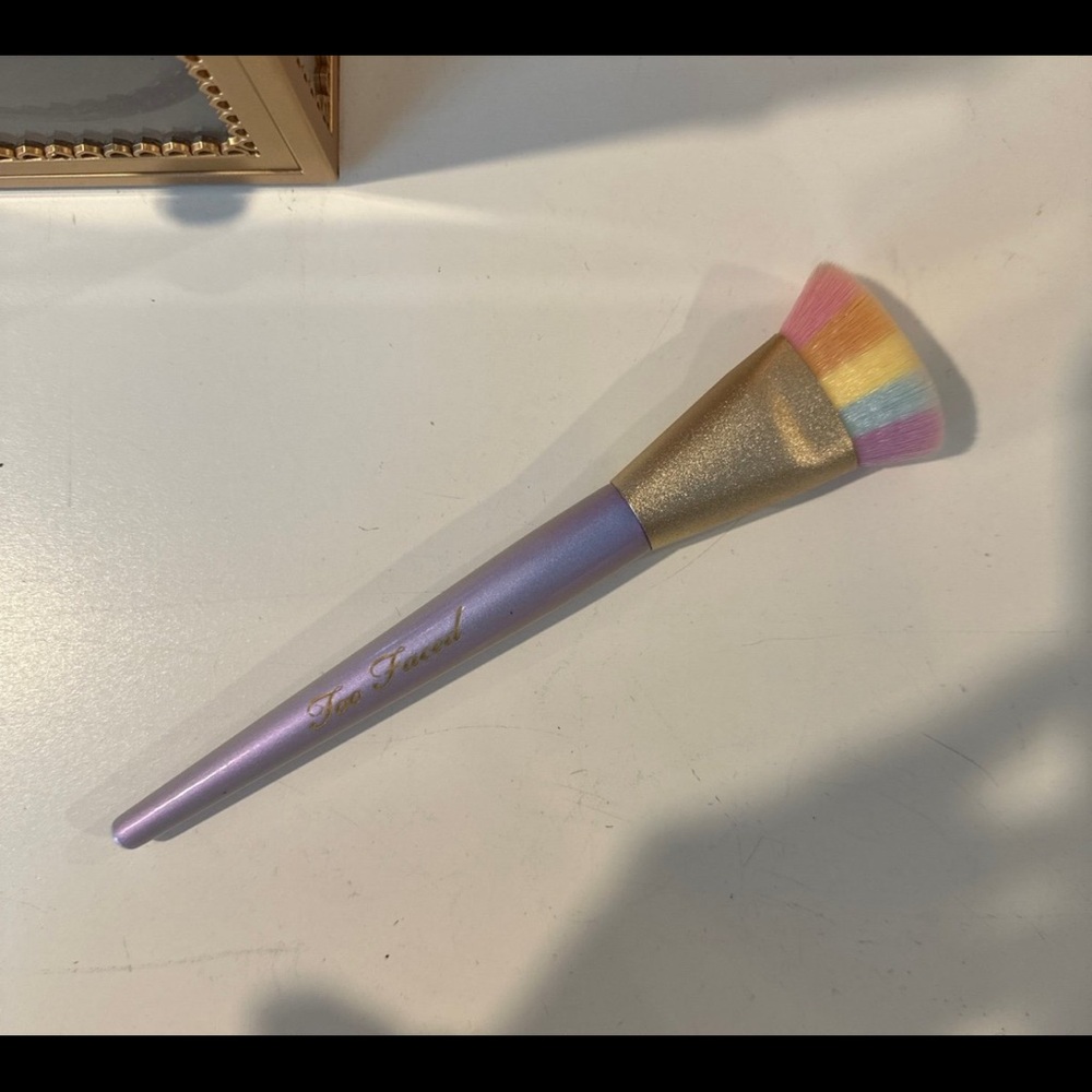 Too Faced Rainbow Strobe highlight brush